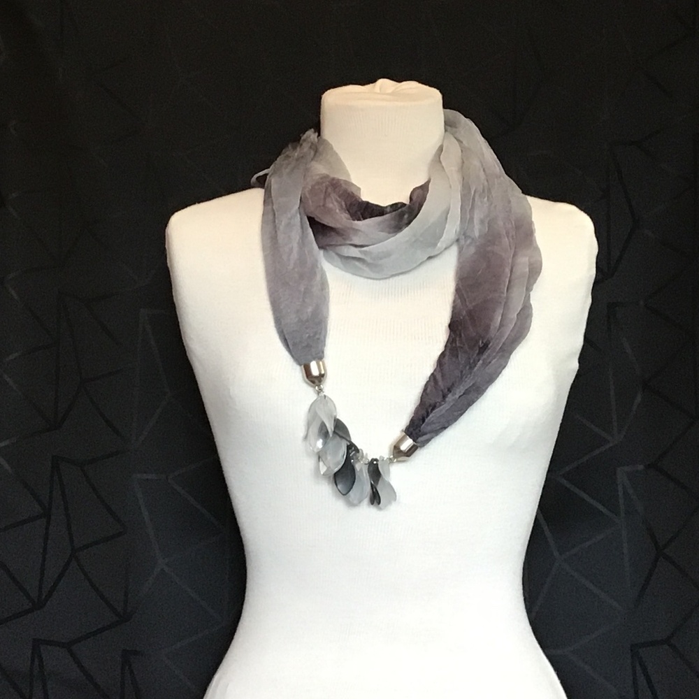 Infinity scarf with shell details - Picture 2 of 6